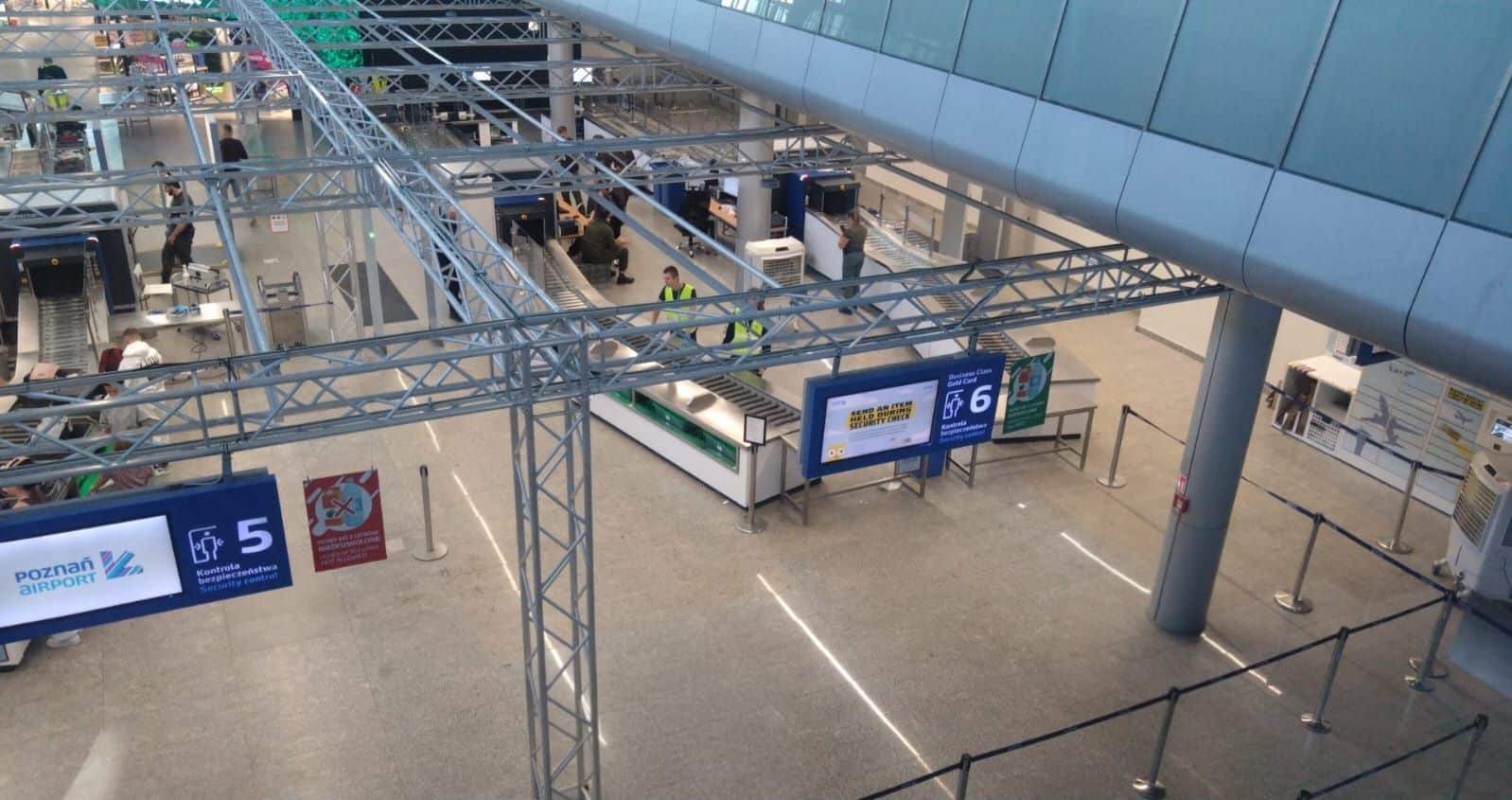 Infoair - Poznań-Ławica znosi limit 100 ml – pasażerowie mogą przewozić do 2 litrów płynów