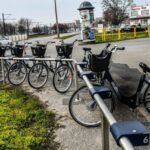 Po latach funkcjonowania systemu opartego na klasycznych stacjach dokujących, miasto przygotowuje się do wdrożenia nowej generacji rowerów.