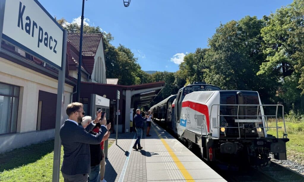 Wodorowa lokomotywa PESY poprowadziła pociągi z Jeleniej Góry do Karpacza foto: PESA