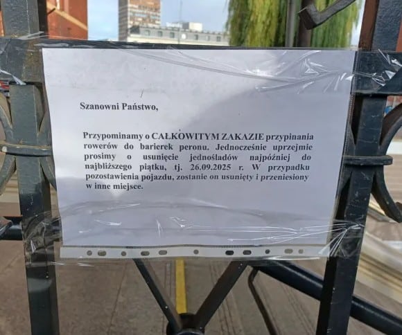 Na barierkach przy nieużywanym peronie dworca Gdańsk Główny pojawiła się informacja zapowiadająca usunięcie pozostawionych tam rowerów.