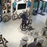 W poniedziałek, 22 września, w sklepie rowerowym Velo7 przy ul. Literackiej w Poznaniu doszło do bezczelnej kradzieży.