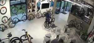 W poniedziałek, 22 września, w sklepie rowerowym Velo7 przy ul. Literackiej w Poznaniu doszło do bezczelnej kradzieży.