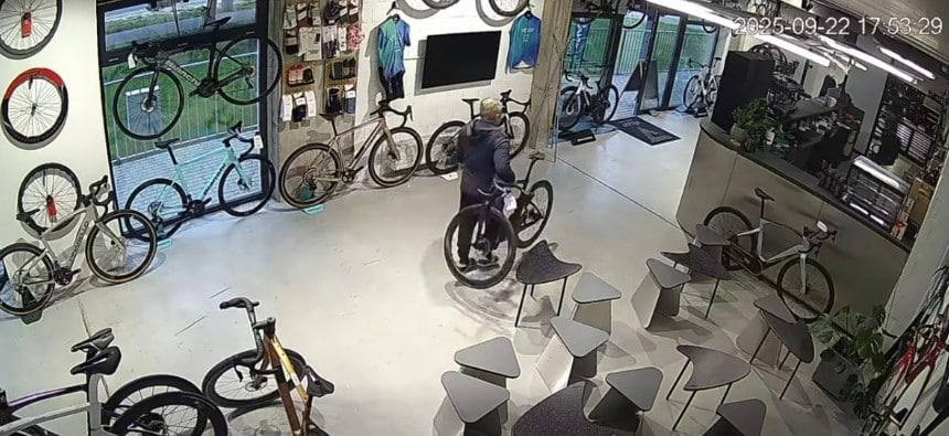 Poznań: Kradzież roweru za 80 tys. zł. Sprawców szuka policja i internauci Velo7/Facebook