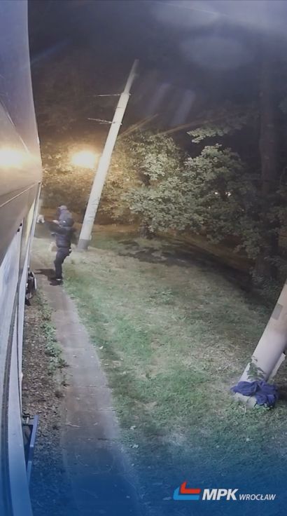 Atak wandali na tramwaj we Wrocławiu. Miasto oferuje 10 tys. zł za pomoc w identyfikacji sprawców