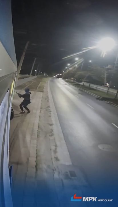 Atak wandali na tramwaj we Wrocławiu. Miasto oferuje 10 tys. zł za pomoc w identyfikacji sprawców