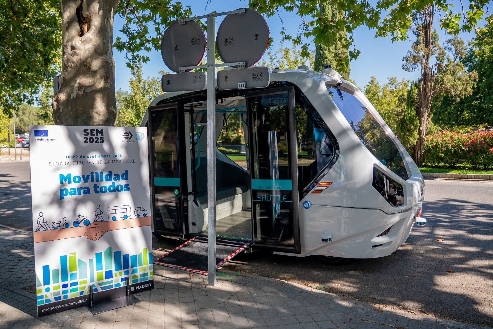 Infobus - Autonomiczne autobusy: Madryt już jeździ, Kraków szykuje się do testów