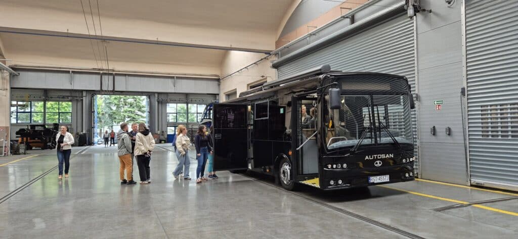 Autosan Sancity 9LE zaprezentowany na wystawie obronnej w Kielcach / fot MPK Kraków