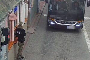 Nieskuteczne próby wjazdu i zbiorowa fałszywka dla 77 pasażerów autokaru