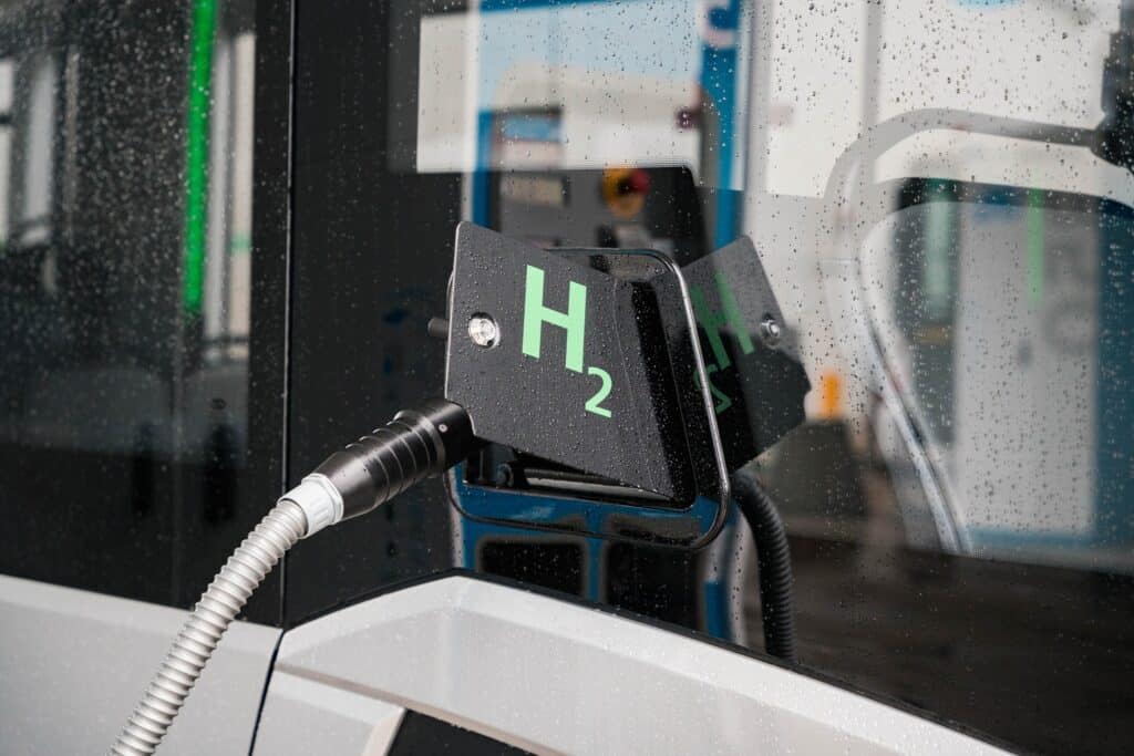 Autobusy wodorowe w transporcie publicznym. Dwa resorty – dwa stanowiska