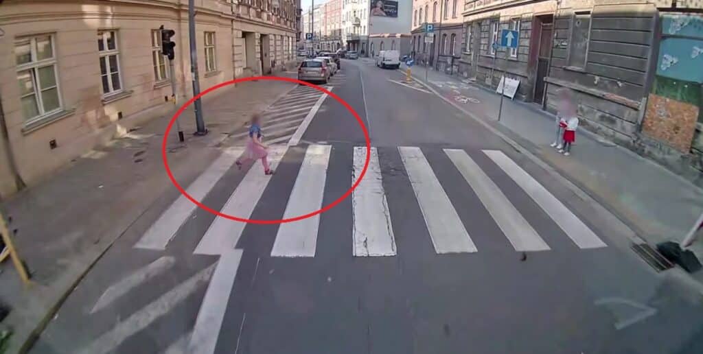 Krok od tragedii w Bytomiu. Szybka reakcja kierowcy autobusu PKM uratowała dziecko