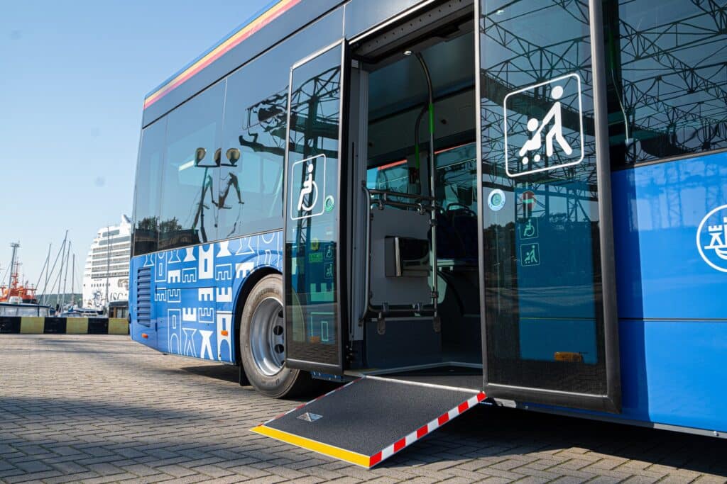 Klaipėda stawia na elektromobilność. 40 autobusów Irizar na ulicach miasta