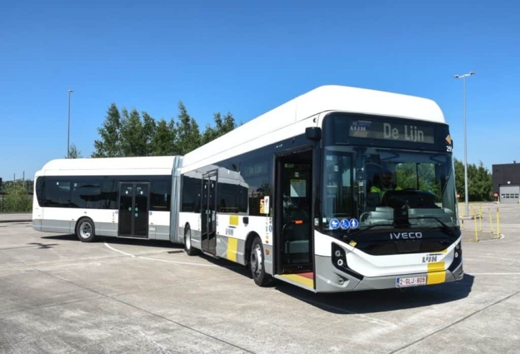 De Lijn, flandryjski operator transportu publicznego, potwierdził w czerwcu 2025 zamówienie na 100 nowych przegubowych autobusów elektrycznych E-Way o długości 18 m.