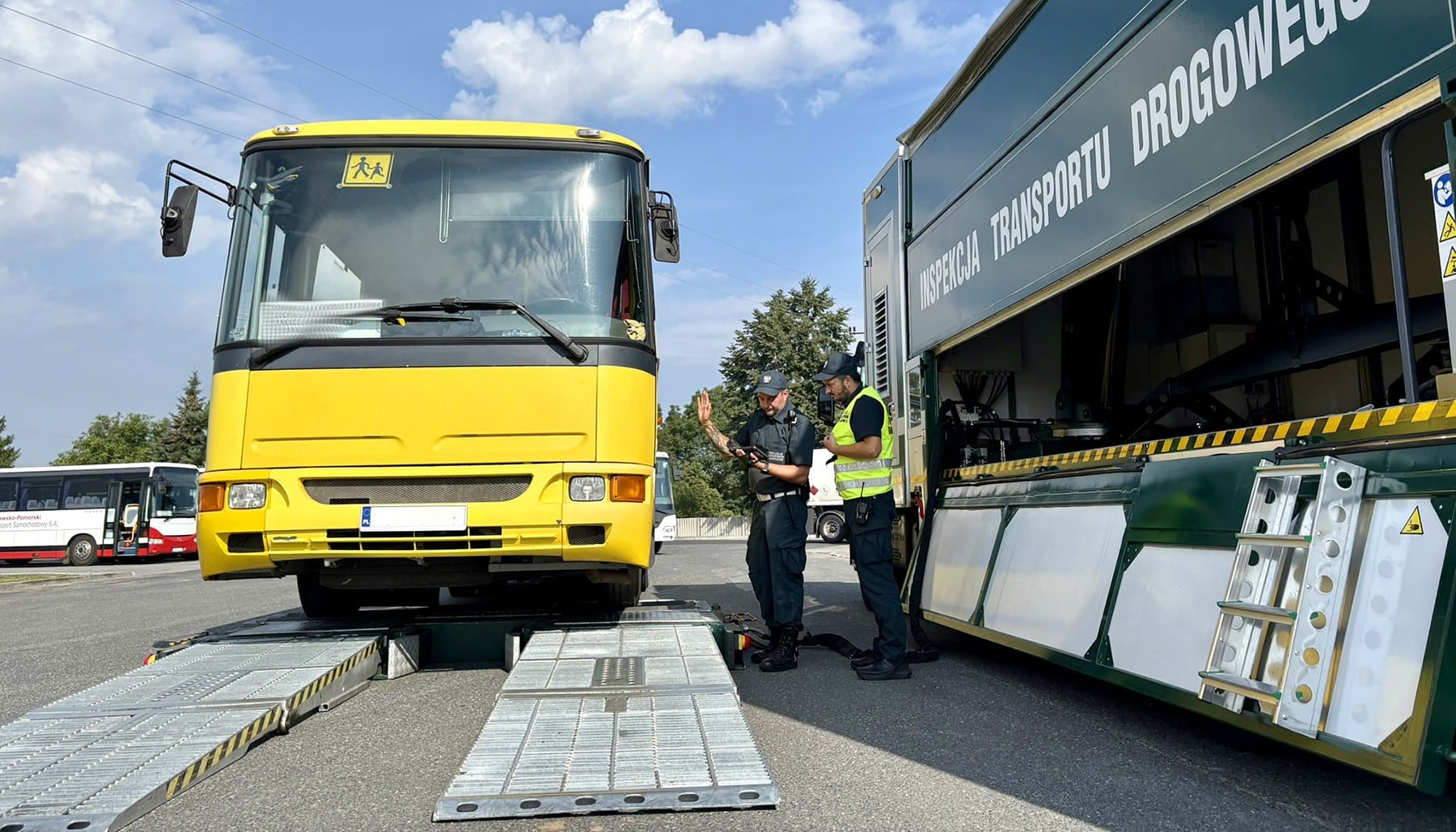 Infobus - Inspektorzy ruszają z kampanią „Bezpieczna droga do szkoły”. WITD Bydgoszcz na start