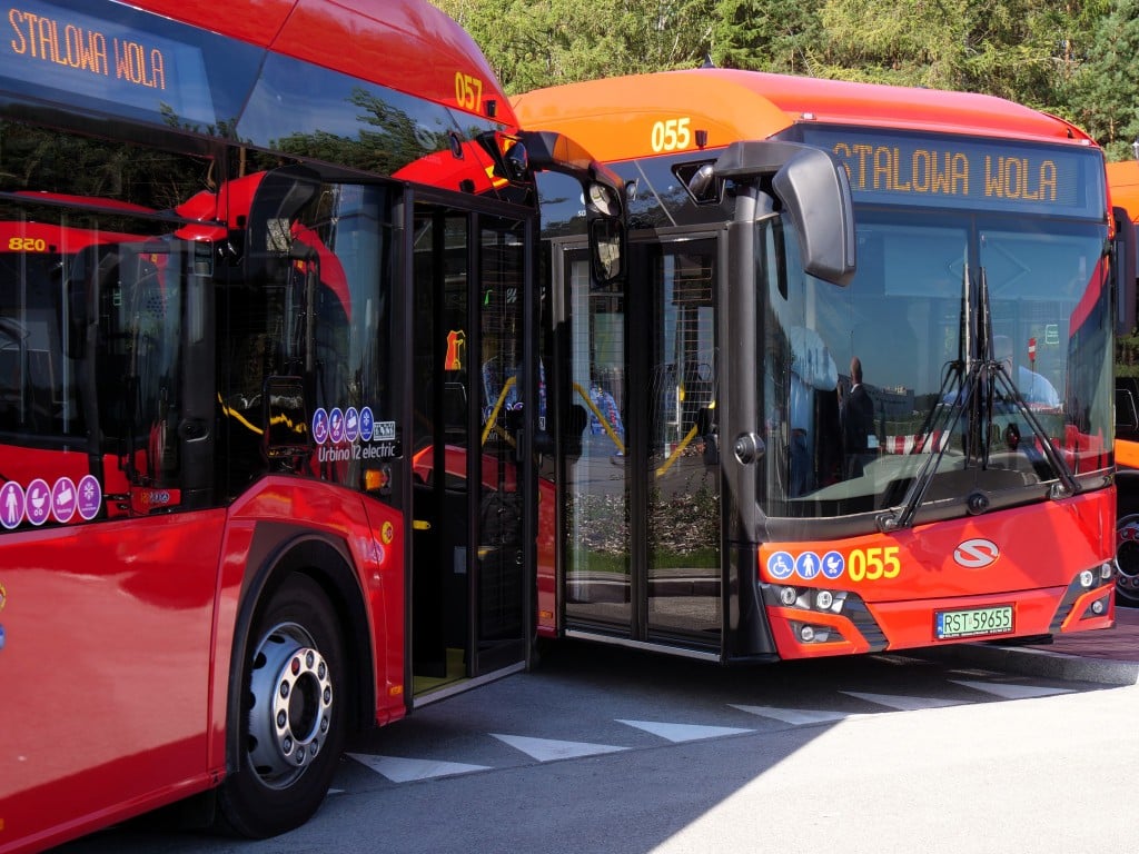MZK Stalowa Wola ma pierwsze autobusy Solaris Urbino 12 electric. W tle budowa zajezdni