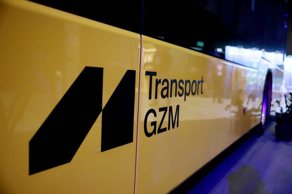 Tak wygląda pierwszy autobus wodorowy NesoBus dla GZM. Został zaprezentowany w Katowicach podczas KNM 2025