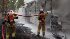 Pożar autobusu szkolnego między Sątopami a Bukowcem. 44 dzieci i 5 opiekunów ewakuowanych