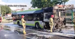 20 osób jechało autobusem, który zapalił się w Olsztynie. Zdarzenie miało miejsce na ulicy Sielskiej. Pasażerom udało się bezpiecznie opuścić płonący pojazd