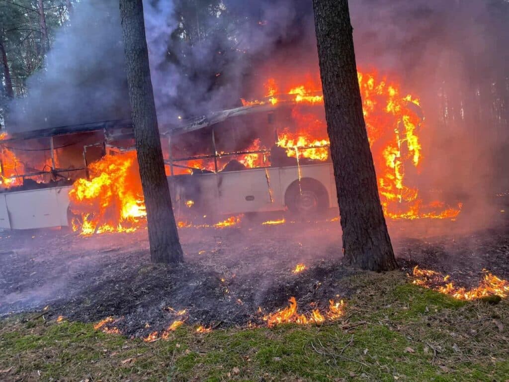 Pożar autobusu  między Sątopami a Bukowcem. 44 dzieci i 5 opiekunów ewakuowanych