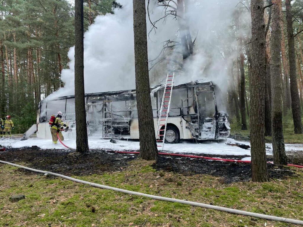 Pożar autobusu  między Sątopami a Bukowcem. 44 dzieci i 5 opiekunów ewakuowanych / fot. OSP Sątopy