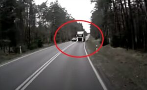 DK11: Kierujący ciężarówką wyprzedzał kilka pojazdów i prawie zderzył się czołowo z autobusem wypełnionym pasażerami.