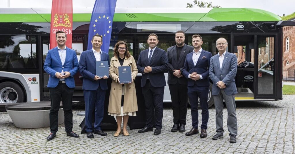 Gdańsk. Prezydenta Aleksandra Dulkiewicz i Andrzej Sienkiewicz, Sales Director Poland Solaris Bus & Coach w obecności wiceprezydenta Piotra Borawskiego, radnych Cezarego Śpiewak-Dowbór i Marcina Makowskiego, Łukasza Kłosa, Prezesa Zarządu Transportu Miejskiego oraz Macieja Lisickiego, Prezesa GAiT podpisali umową na dostawę 30 elektrycznych autobusów miejskich marki Solaris.