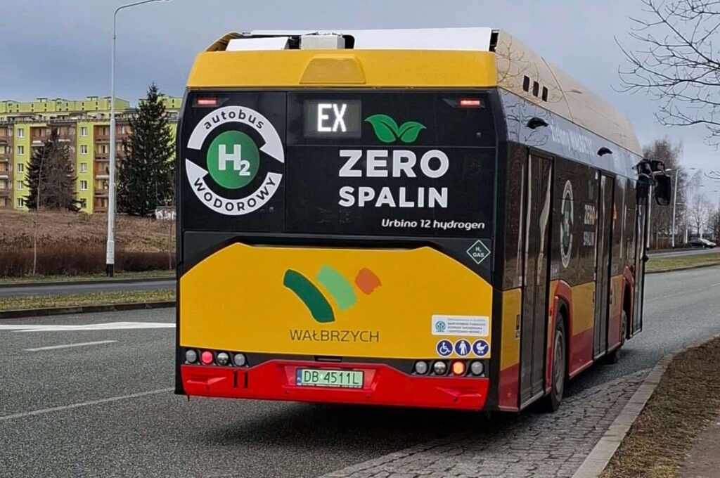 Dwie oferty na autobusy wodorowe dla Wałbrzycha. Daimler kontra PAK-PCE