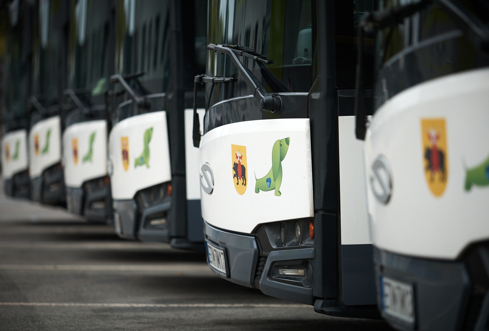 Infobus - 13 autobusów elektrycznych dla Tomaszowa Maz. i Lubochni. Dotacja z EFRR na wspólny projekt