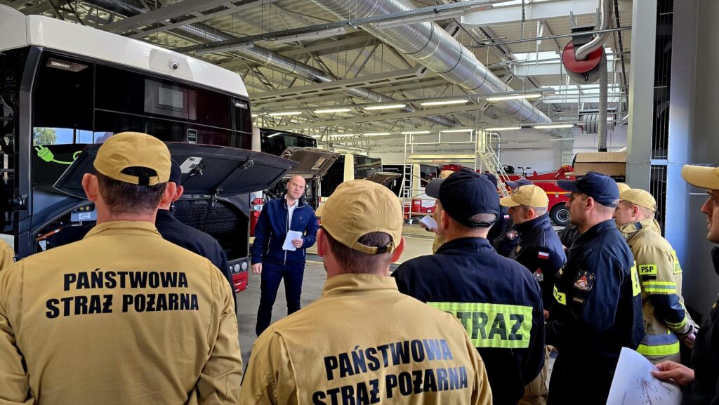 Jak gasić autobus elektryczny? Strażacy szkolili się w Opolu / fot. MZK Opole