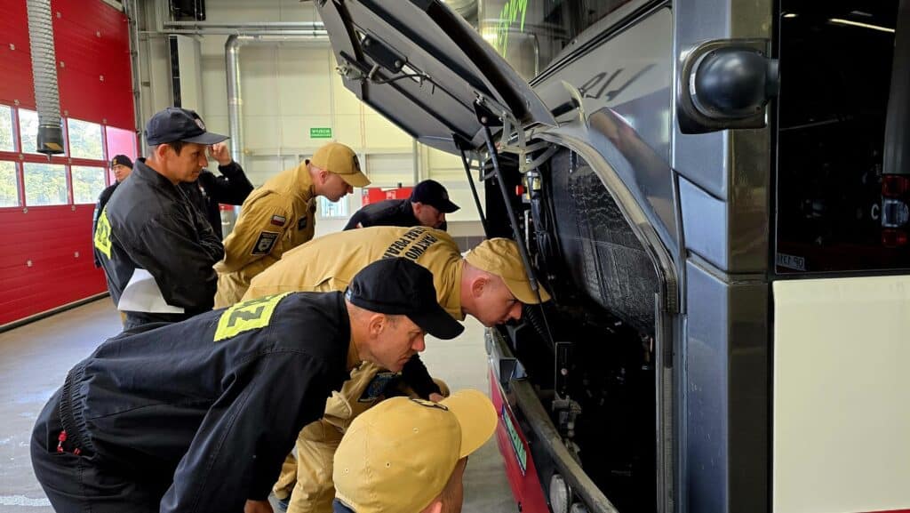 Jak gasić autobus elektryczny? Strażacy szkolili się w Opolu / fot. MZK Opole