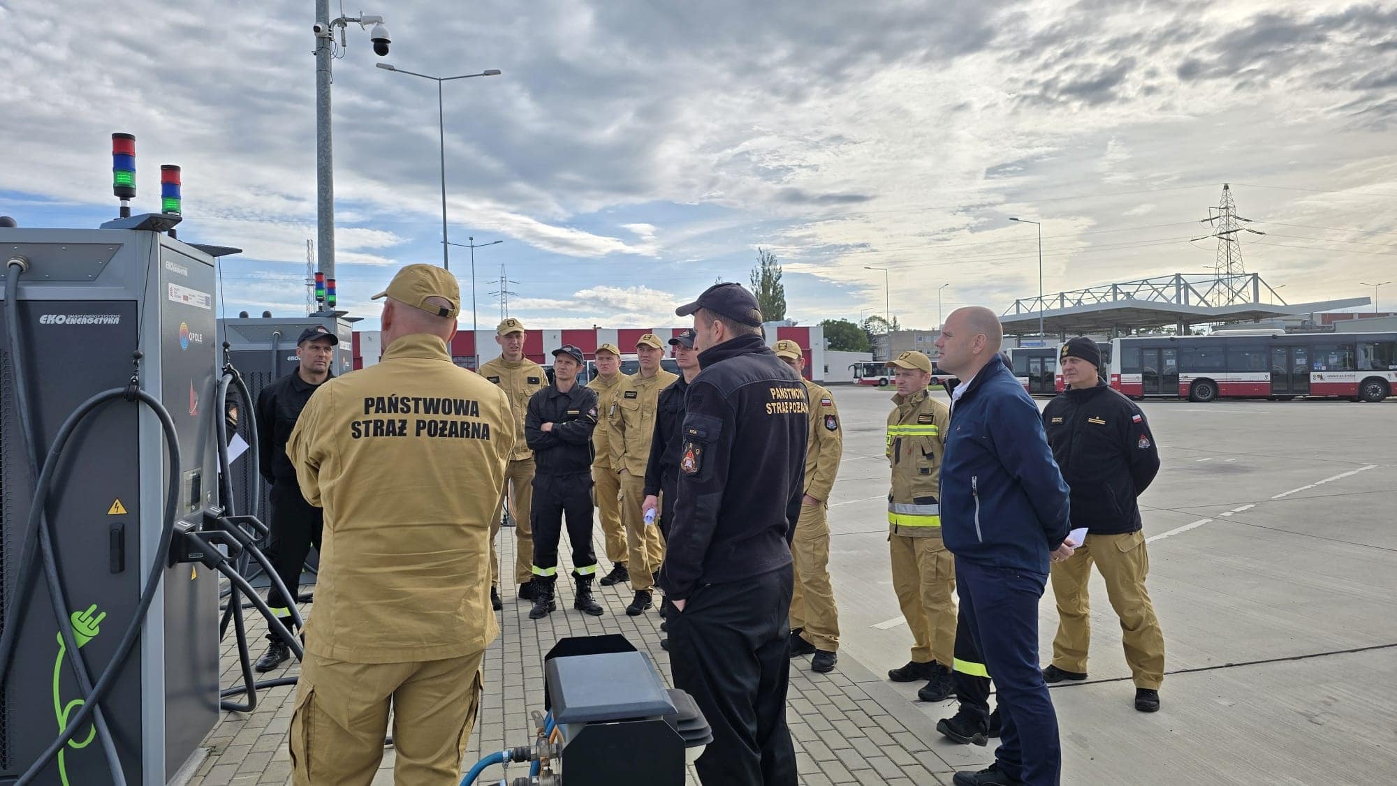 Infobus - Jak gasić autobus elektryczny? Strażacy szkolili się w MZK Opole