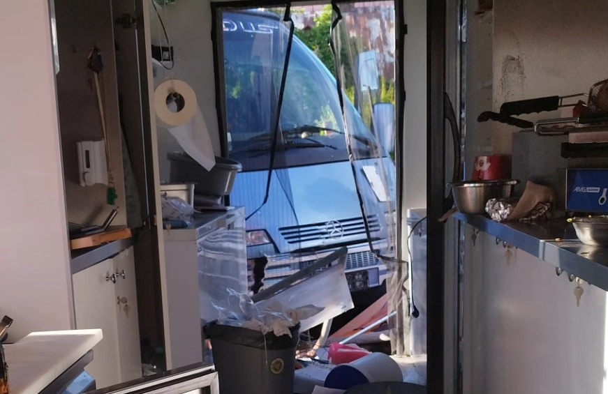 Łomazy: Autobus staranował … budkę z kebabem. Tego jeszcze nie było fot. Am Am Kebab