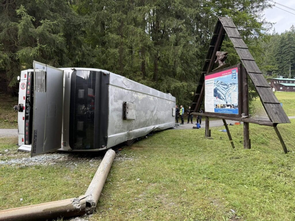 Autobus z uczniami przewrócił się w Starych Hamrach. 32 osoby ranne / fot. Policie