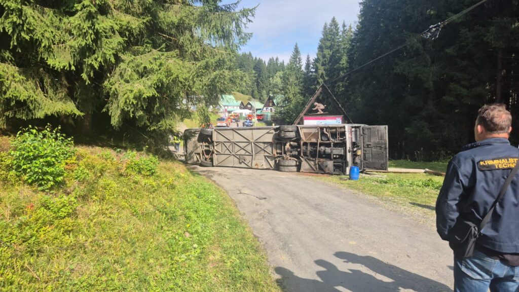 Autobus z uczniami przewrócił się w Starych Hamrach. 32 osoby ranne / fot. Policie