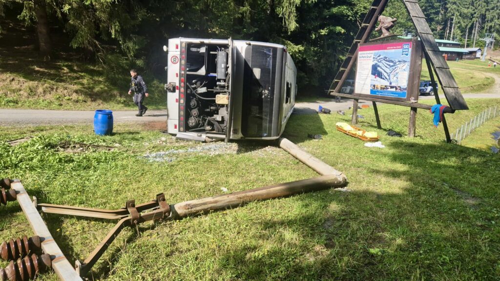Autobus z uczniami przewrócił się w Starych Hamrach. 32 osoby ranne / fot. Policie