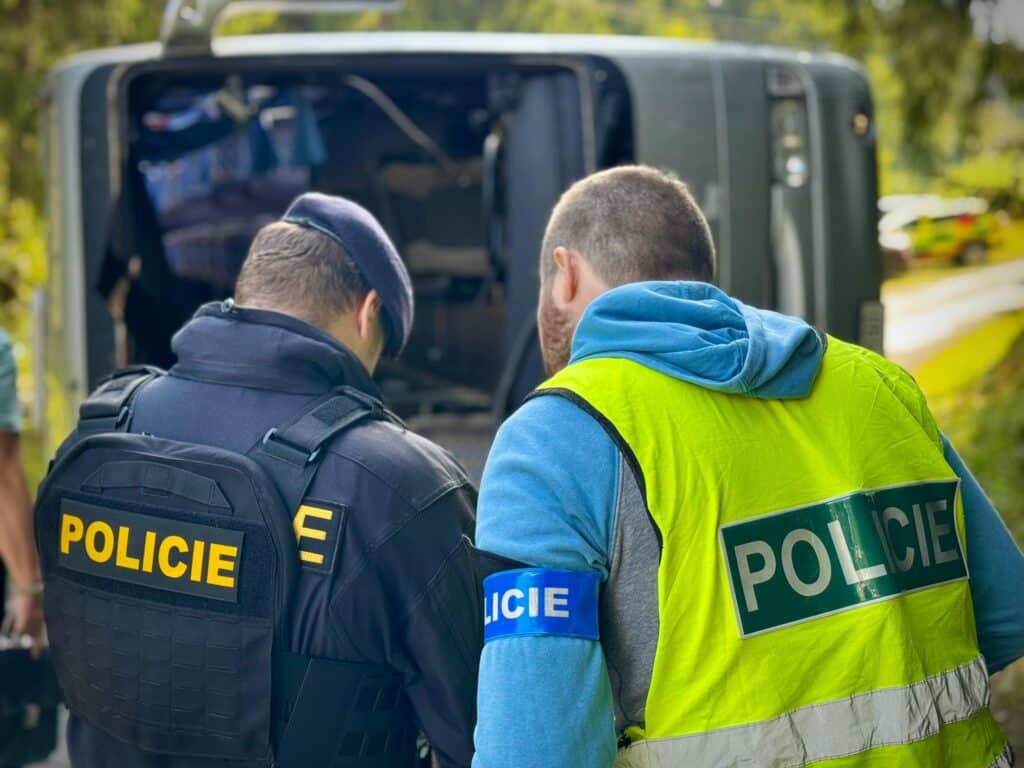 Autobus z uczniami przewrócił się w Starych Hamrach. 32 osoby ranne / fot. Policie