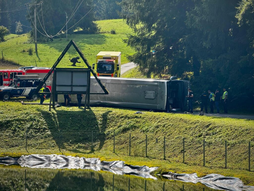 Czechy: W Starych Hamrach przewrócił się autobus z uczniami. 32 osoby ranne