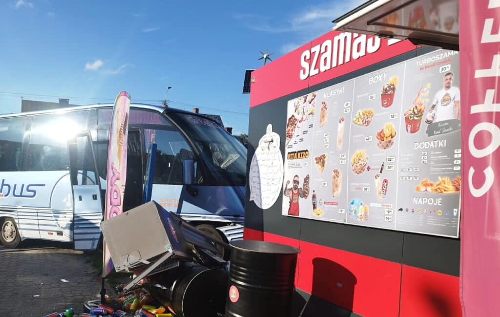 Tego jeszcze nie było. Autobus staranował budkę z kebabem w Łomazach / fot.  Am Am Kebab