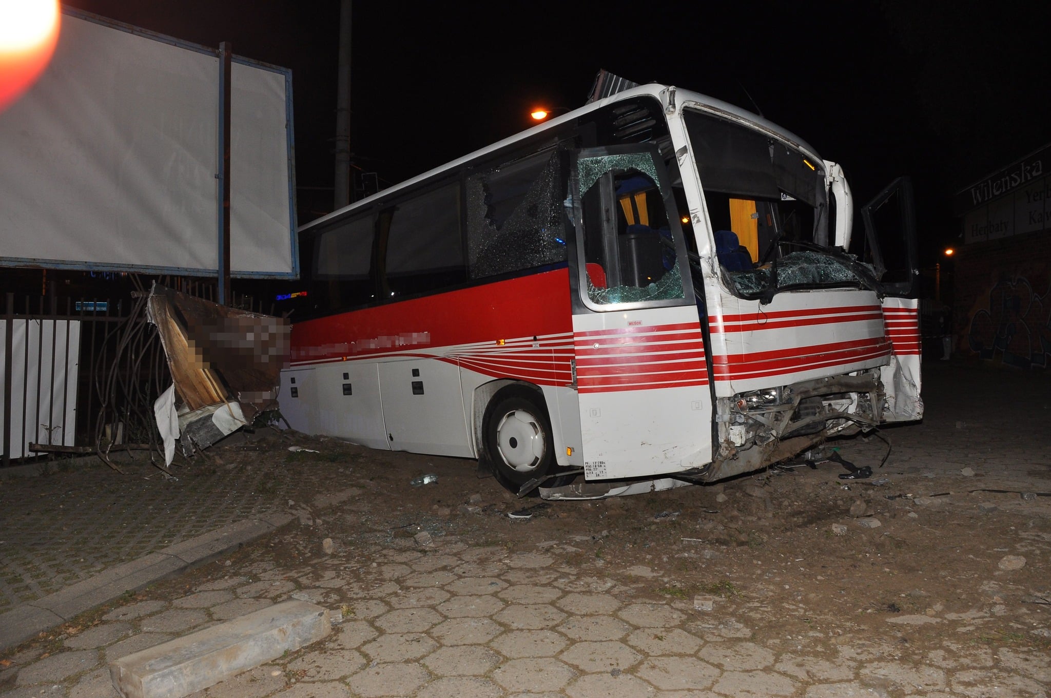 Infobus - Wypadek autokaru w Lublinie. Autobus wjechał w targowisko, kierowca nie żyje
