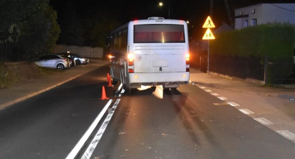 Nie żyje 61-latek, który wszedł pod nadjeżdżający autobus w Bystrowicach