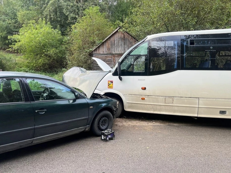 Świętokrzyskie: Wypadek szkolnego minibusa. Czworo dzieci i opiekunka w szpitalu