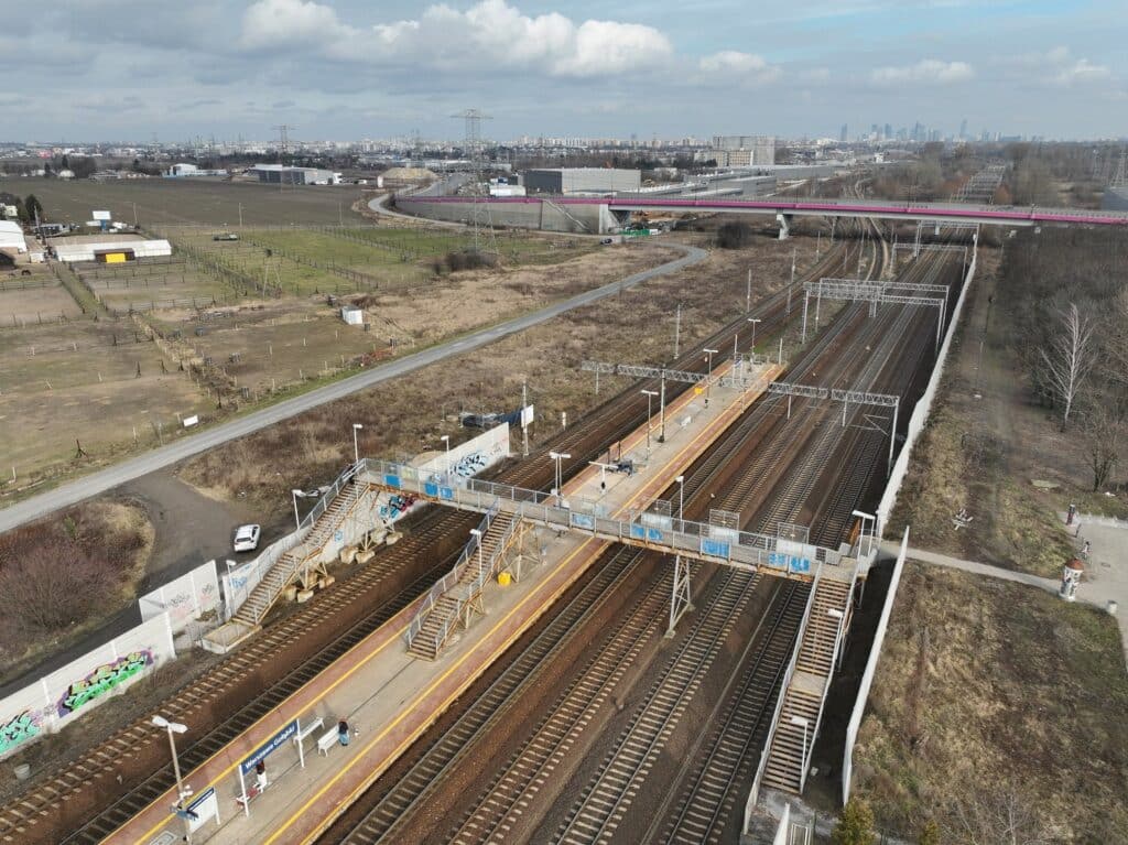 Przystanek Warszawa Gołąbki bez kładki nad torami. PKP PLK zapowiadają prace remontowe foto: PKP PLK