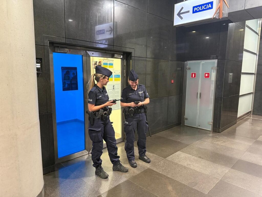 Młodzi adepci policji na praktykach w metrze foto: CSP