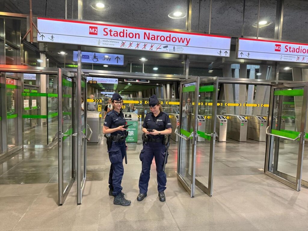 Młodzi adepci policji na praktykach w metrze foto: CSP