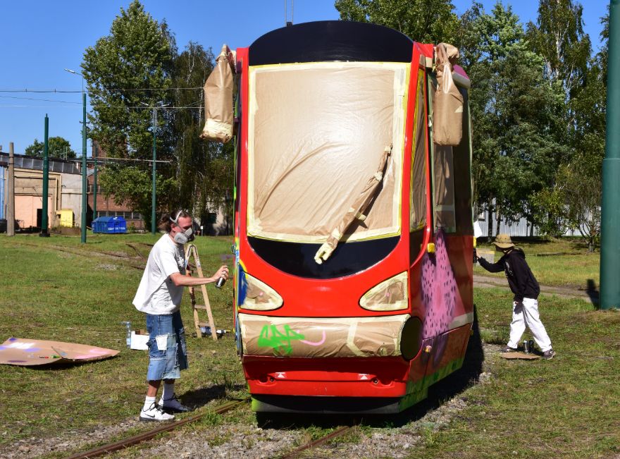 Tramwaj w kwiaty – zwycięski projekt graffiti ozdobił śląski wagon foto: TŚ