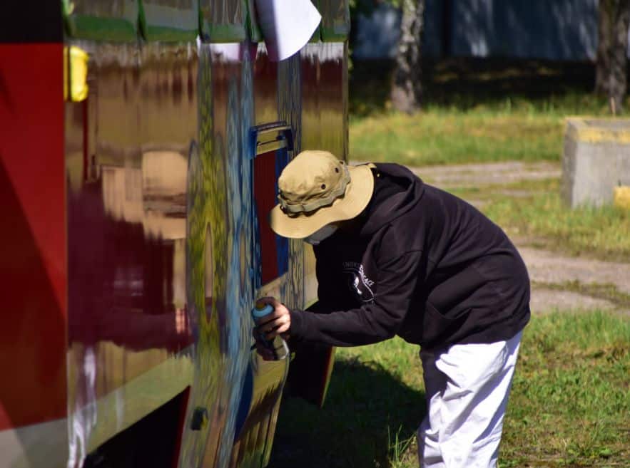 Tramwaj w kwiaty – zwycięski projekt graffiti ozdobił śląski wagon foto: TŚ