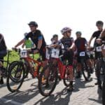 Wydarzenie „Tour de Piekary” przyciągnęło zarówno profesjonalnych zawodników, jak i amatorów, którzy na co dzień traktują rower jako rekreację