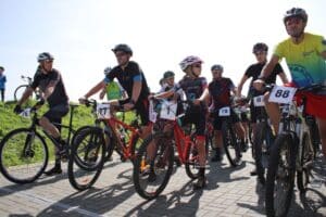 Wydarzenie „Tour de Piekary” przyciągnęło zarówno profesjonalnych zawodników, jak i amatorów, którzy na co dzień traktują rower jako rekreację