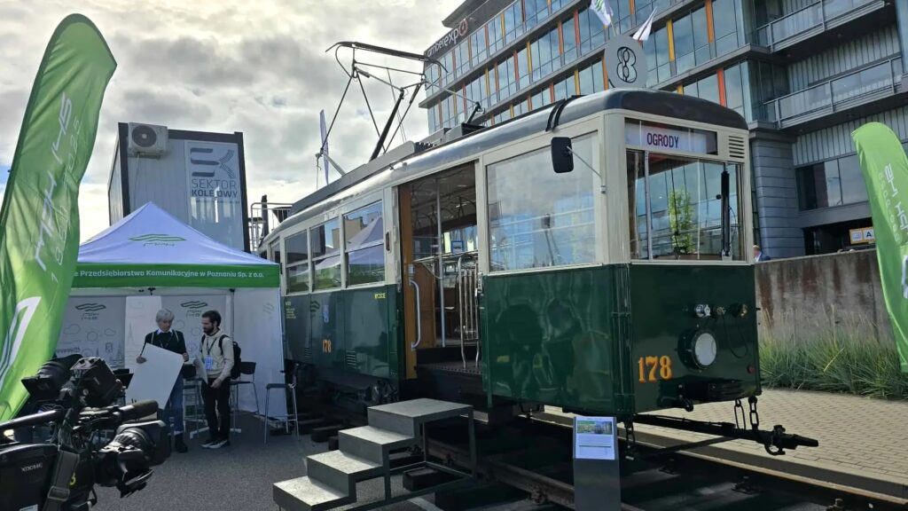 Poznański tramwaj z 1951 roku gwiazdą targów TRAKO 2025. Powrót do korzeni