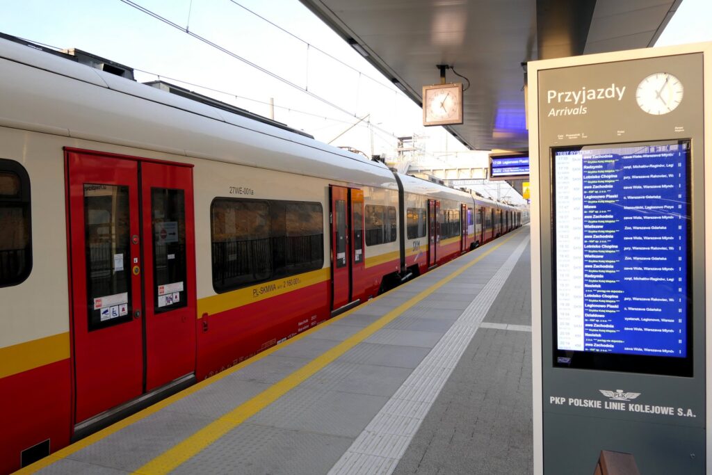 Orange zamontuje tablice pasażerskie w aglomeracji warszawskiej. Za 82 mln zł