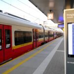 Nowoczesne tablice informacyjne na 51 stacjach i przystankach – rusza realizacja projektu w aglomeracji warszawskiej